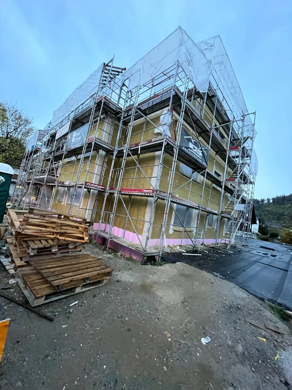 Mehrfamilienhaus im Gerüst während der Aussenwärmedämmung