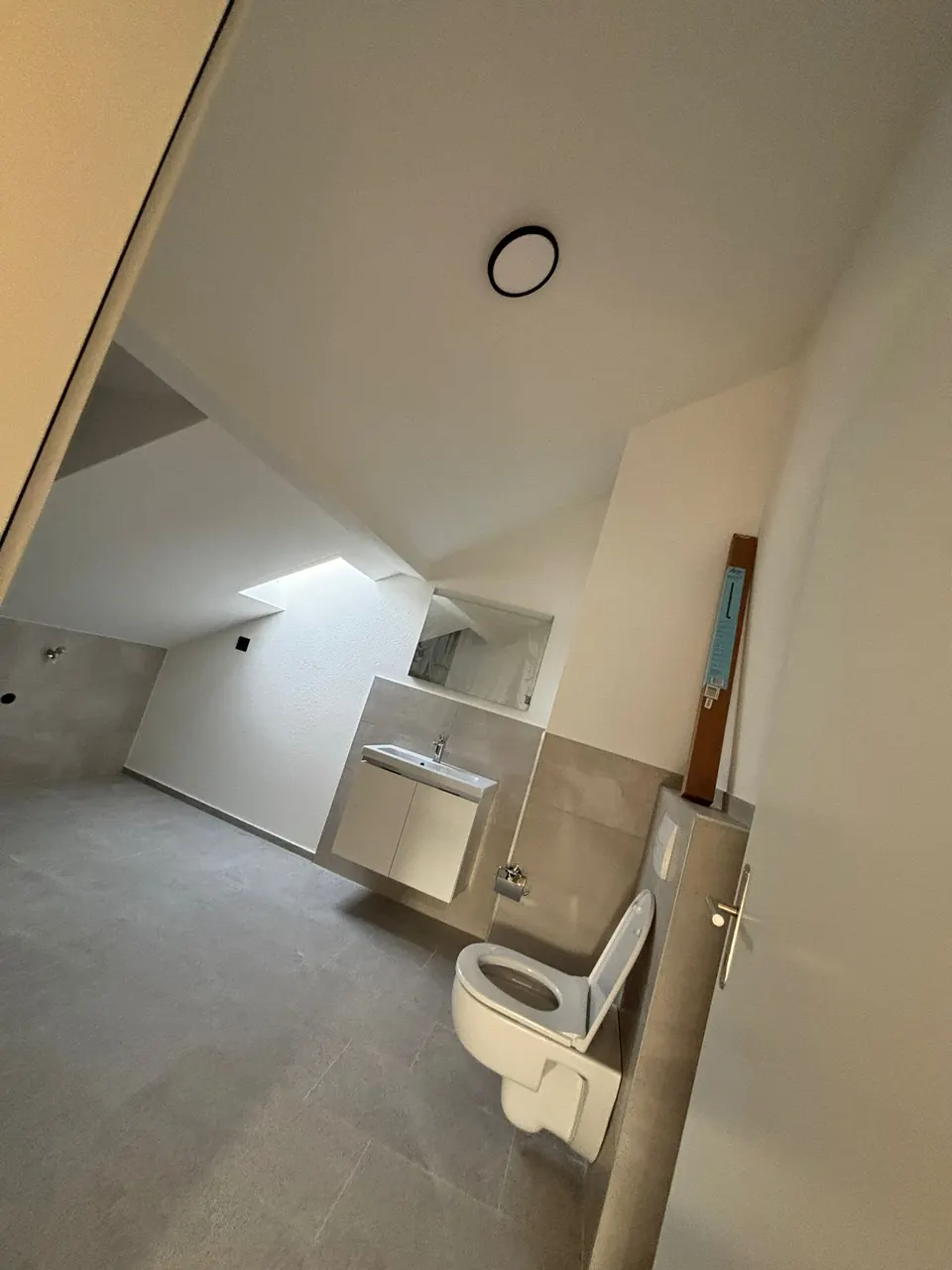 Badezimmer unter dem Dachfenster