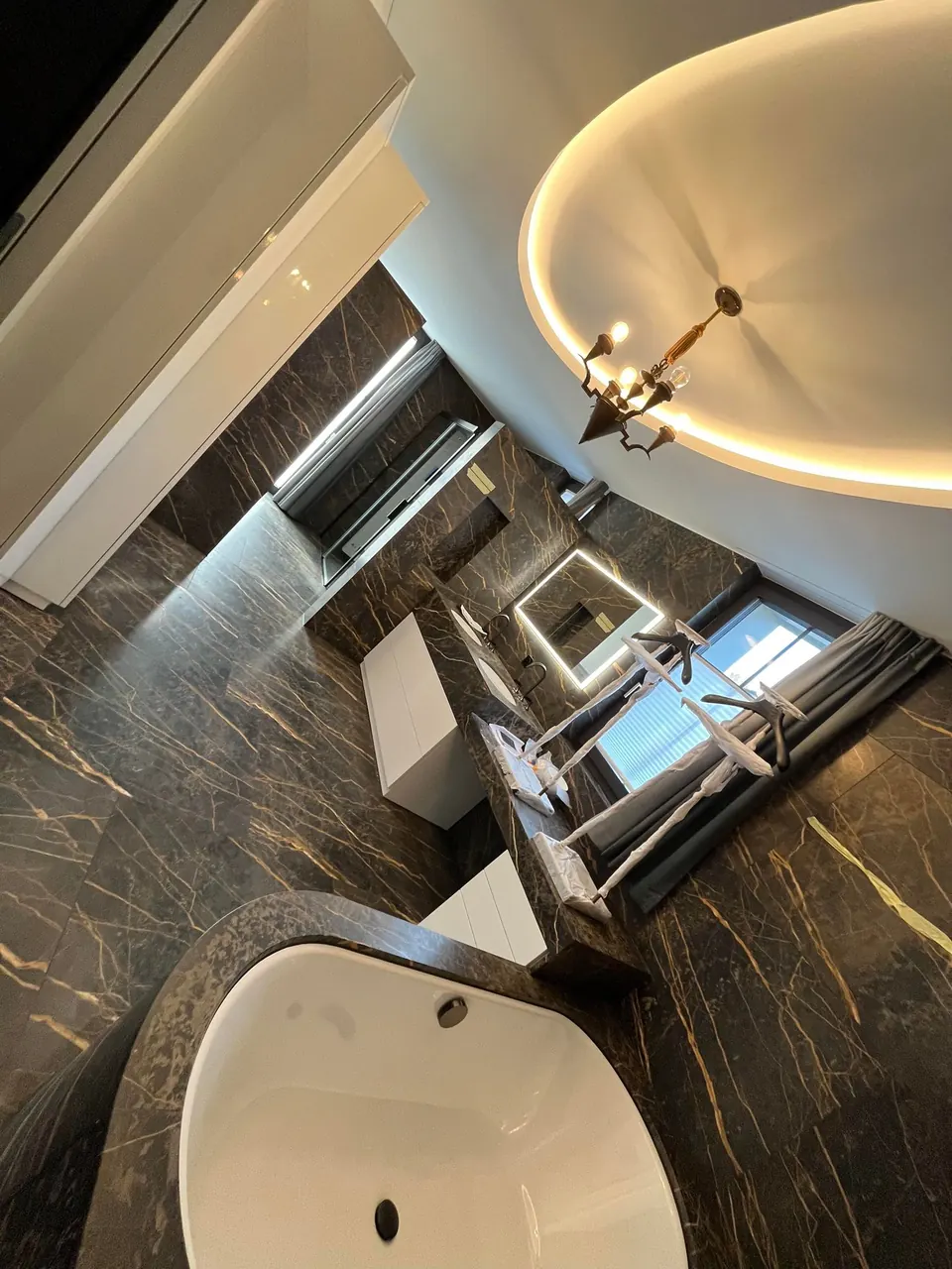 Badezimmer mit runder Lichtdecke