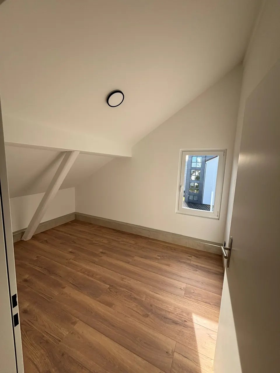 Dachzimmer mit Schräge und Parkett