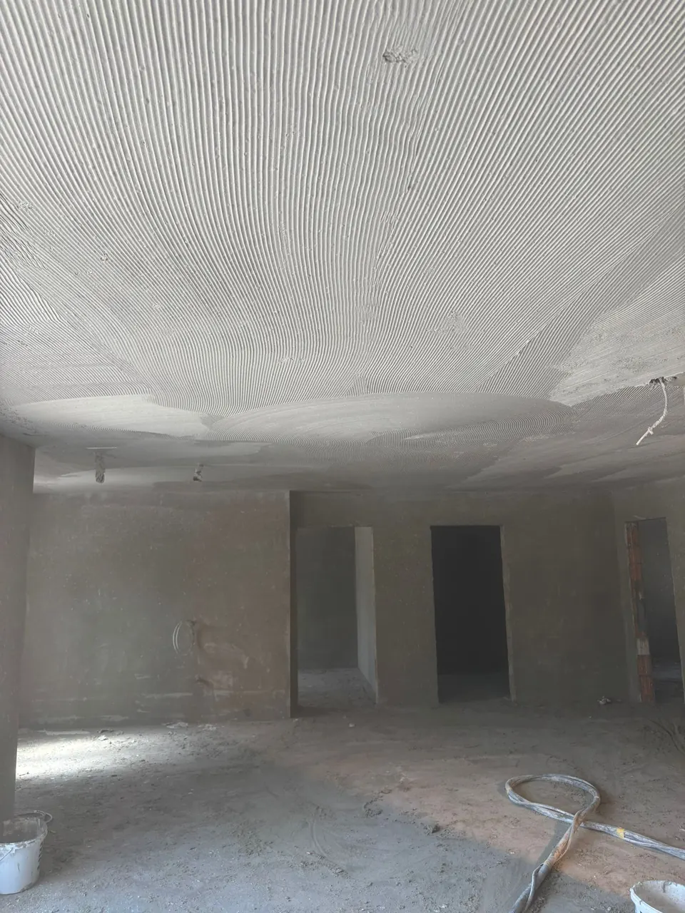 Frisch verputzte Decke in einem Wohnraum