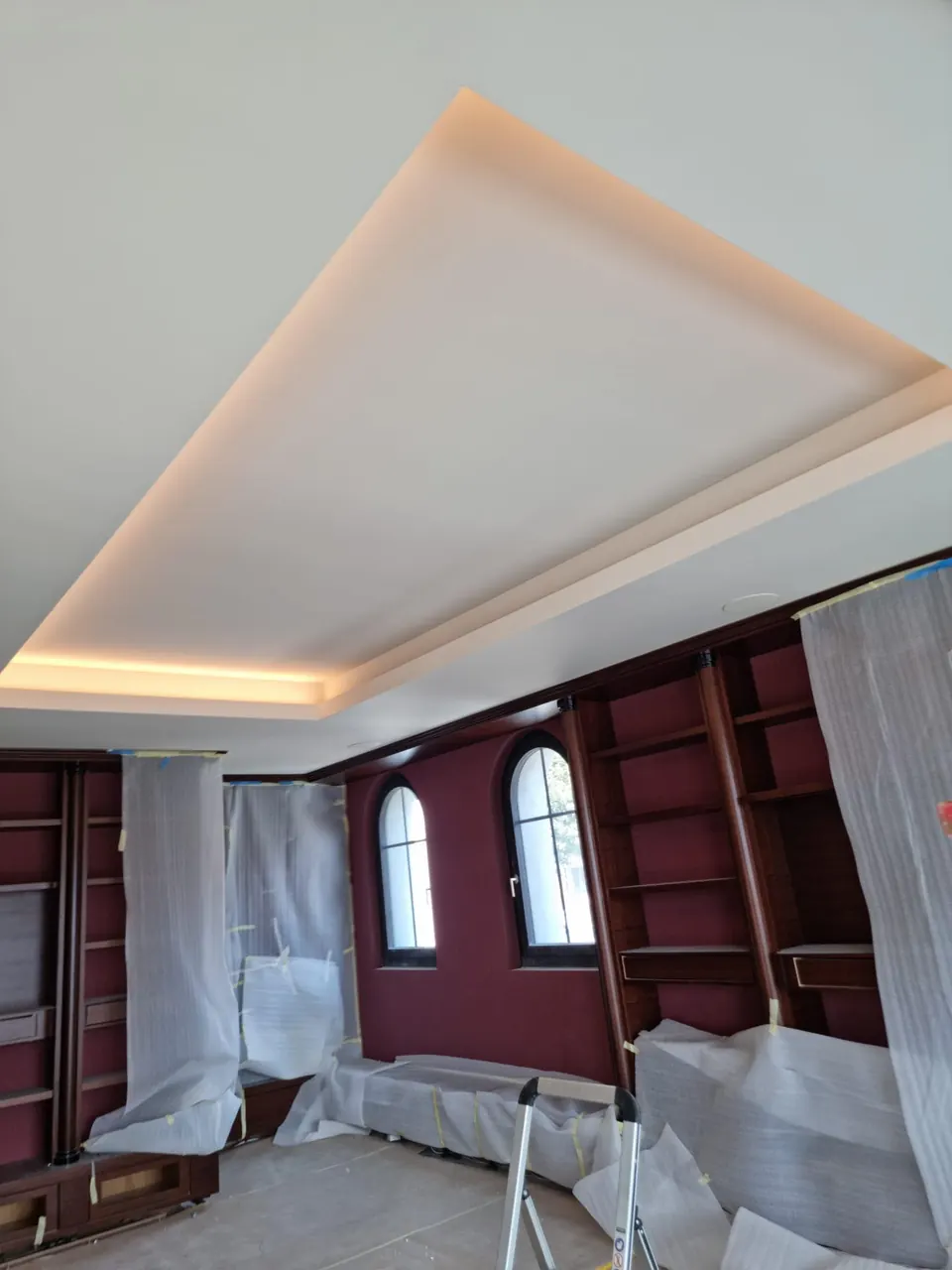 Abgehängte Decke mit Lichtvoute während des Baus
