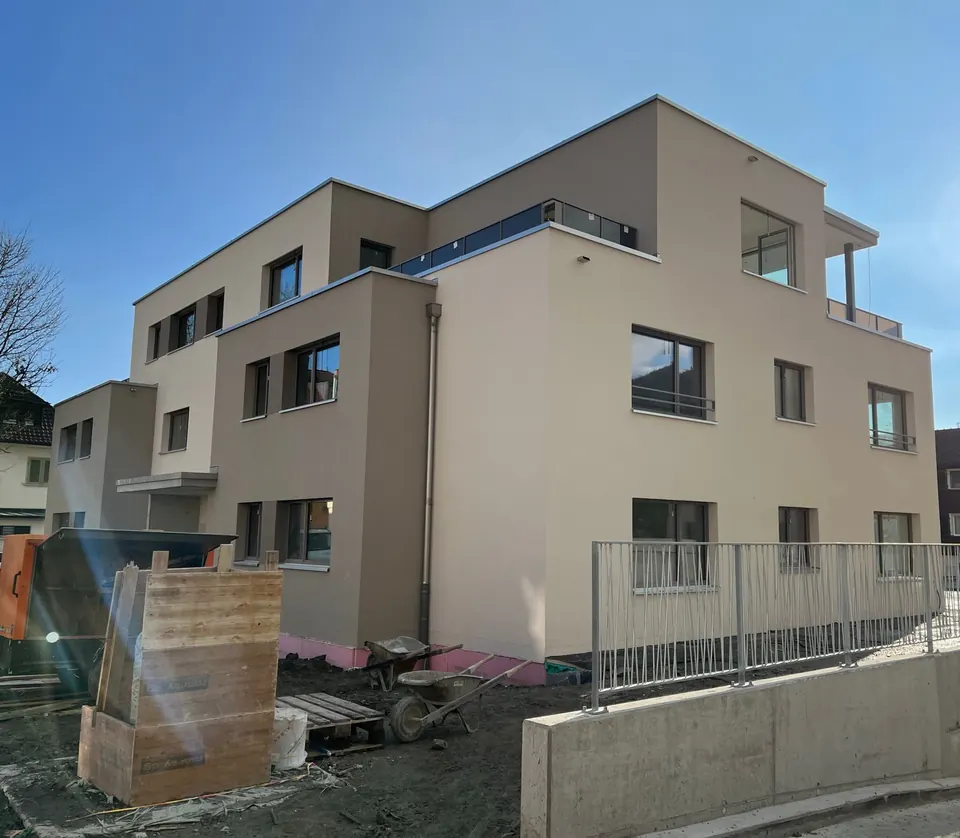 Neubau mit fertig verputzter Fassade