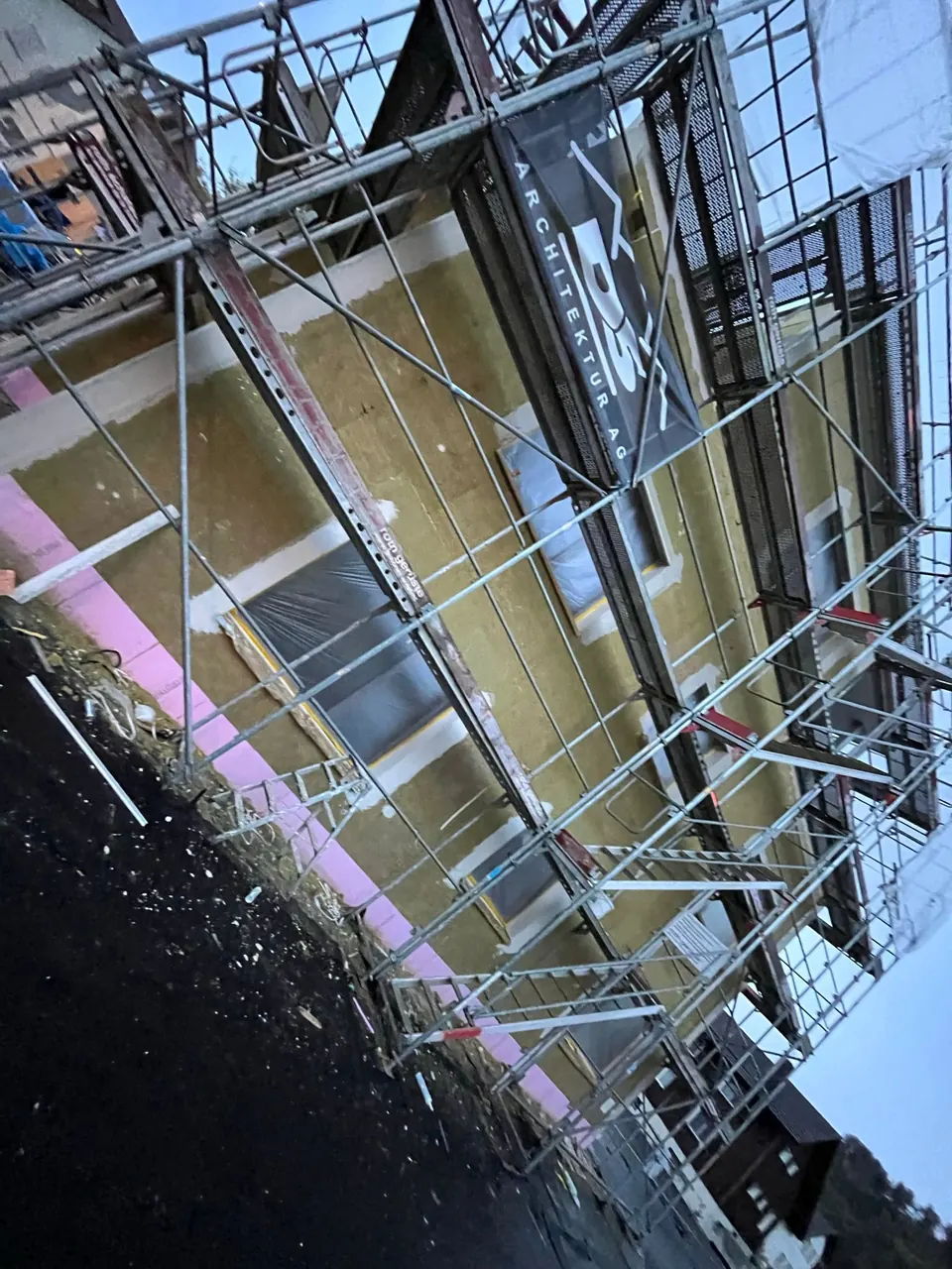 Dämmplatten am Gerüst einer Fassade
