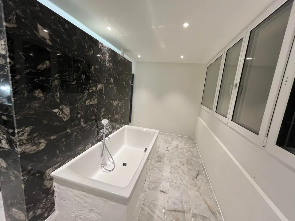 Badezimmer mit Marmor nach den Gipserarbeiten