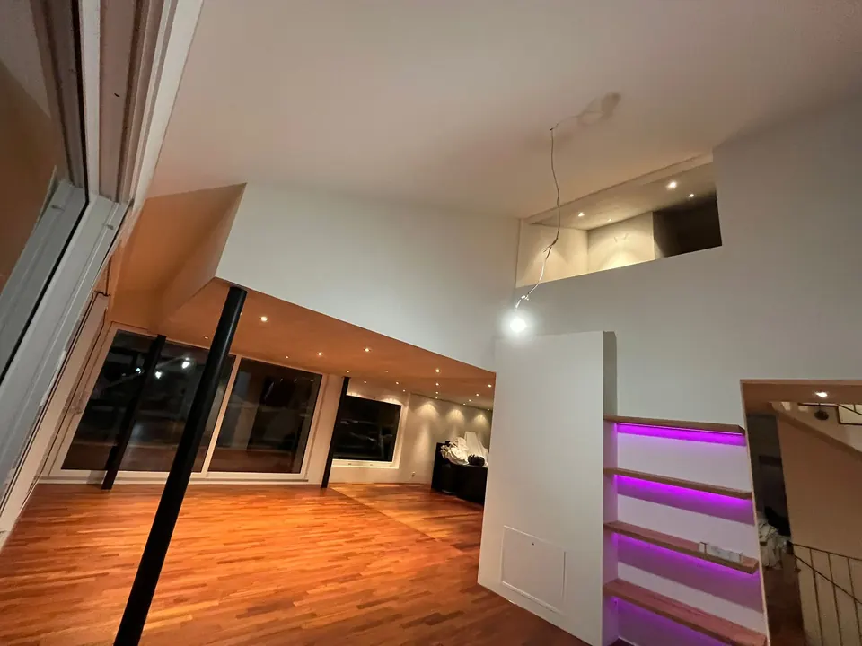 Umgebauter Wohnraum mit Galerie und Holzboden